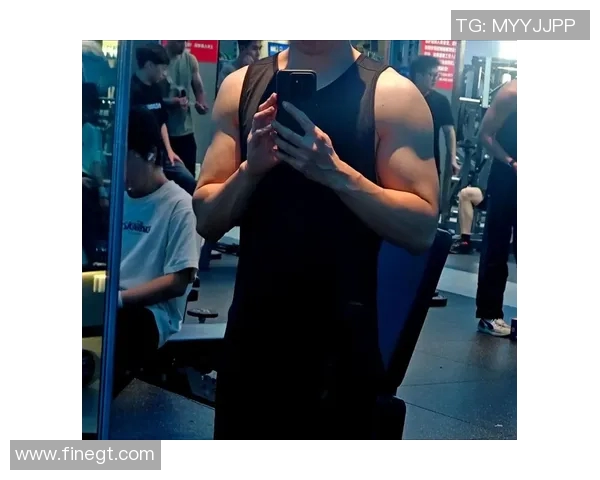 男足球明星展现完美腹肌的魅力瞬间与健身秘诀分享