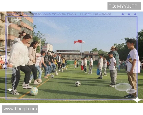 几个小孩兴奋观看足球明星精彩瞬间视频的快乐时光 几个小孩兴奋观看足球明星精彩瞬间视频的快乐时光