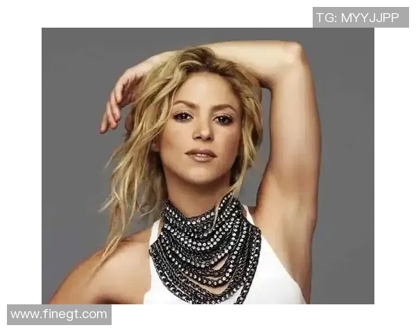 足球明星太太团时尚穿搭大揭秘展现优雅与魅力的服装图片合集