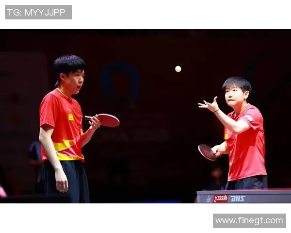 足球明星温暖瞬间与小粉丝亲密合影传递梦想与激情的美好时刻
